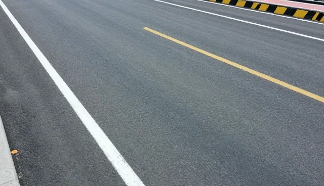 道路标线选型如何影响施工风险控制