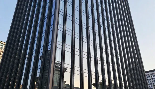 新媒体运营性能与适用条件的多维度解析