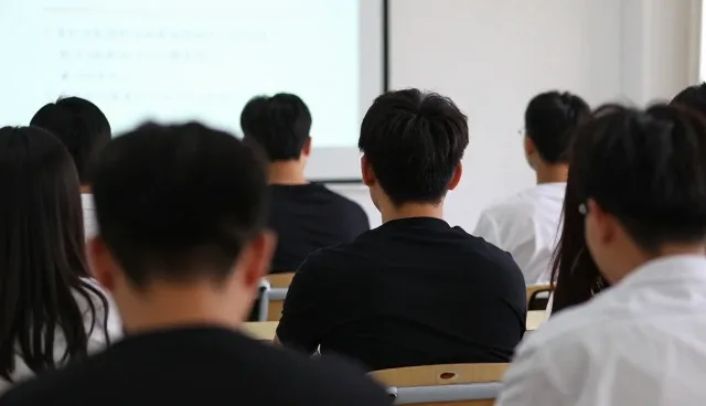 工具选择中的两种做法对比：专业团队如何取舍