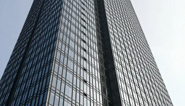 如何在业务发展中平衡成本控制与效率提升？
