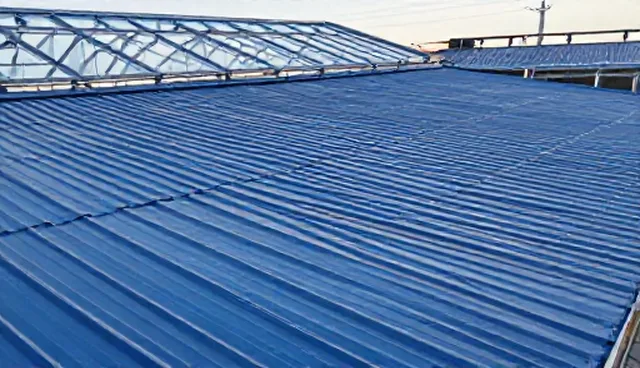 彩钢瓦在铁棚搭建中的性能表现与适用场景分析