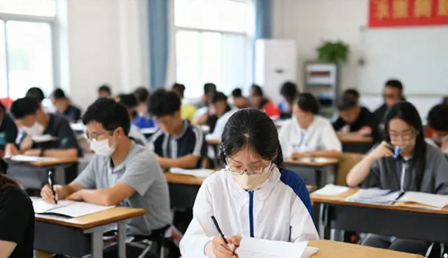 标准化课程体系：师资团队选择的两种做法与适用条件