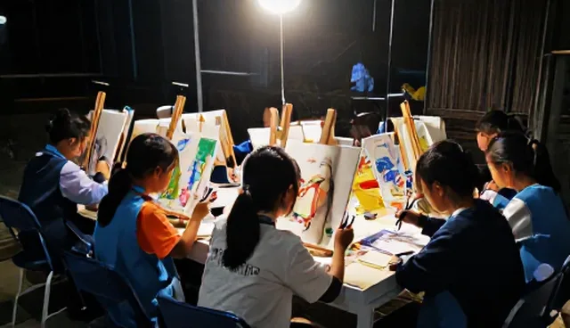 少儿绘画课程中学生注意力分散的两种应对方式对比