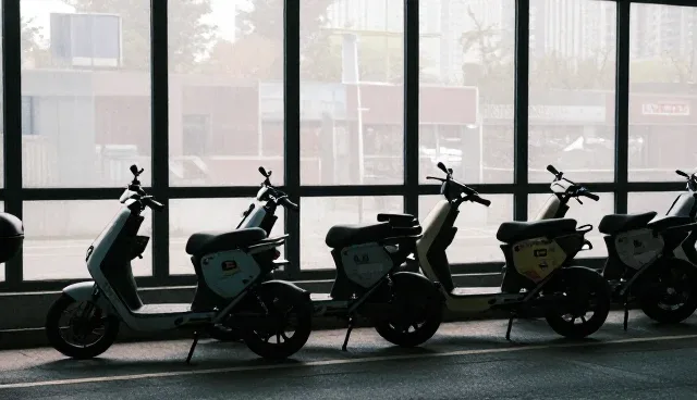 城市出行中技术外包在不同地区的性能差异与适应性分析