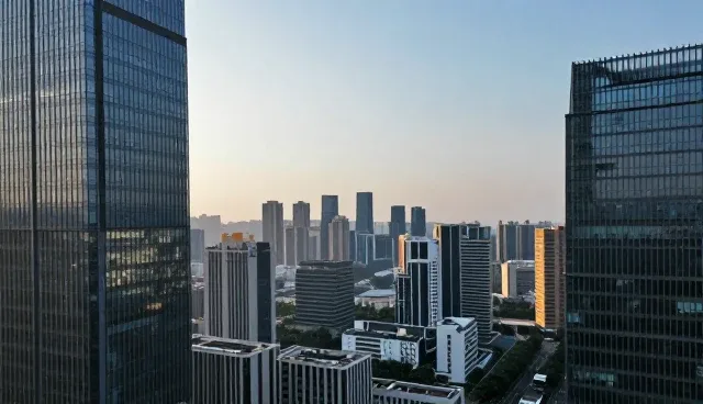 技术能力建设中，设备维护与人员培训的关键作用