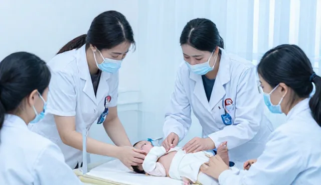 婴儿哭闹不止，家长该如何应对？