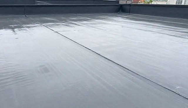 屋面防水施工在建筑场景中的实际应用分析