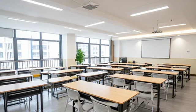 教育平台教辅资料开发中师资培养的两种路径对比