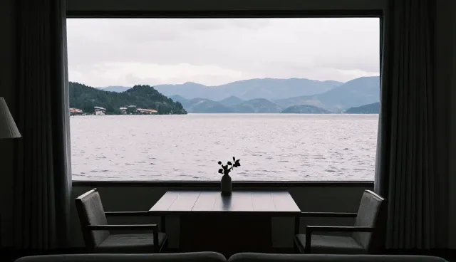 旅游旺季酒店预订处理时效影响因素分析