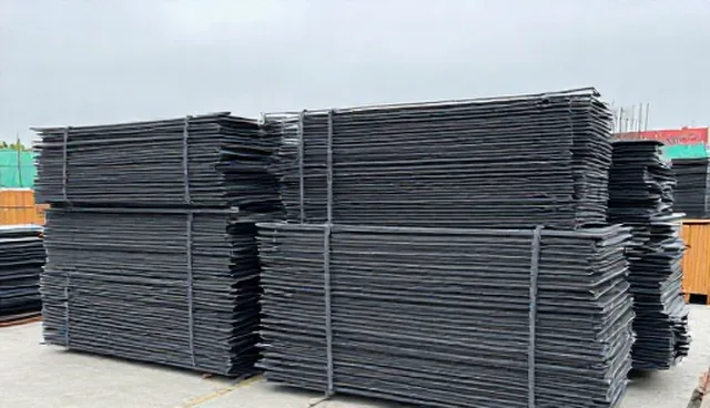 如何有效管理施工材料供应以保障建设投资进度？