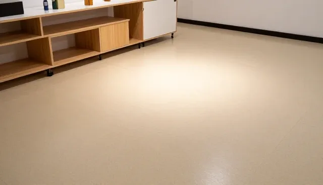 防静电地板性能选择与维护要点解析