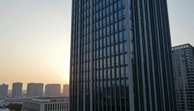 如何选择合适的场地？项目团队如何应对场地选择难题？