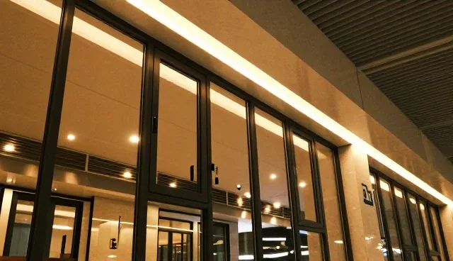 铝合金门窗工艺优化中的材料适配路径