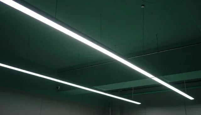 电流波动环境下节能LED线性灯的光效表现分析