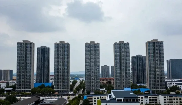 公司网站建设规划：工服耐用性与时尚服饰选型关注点