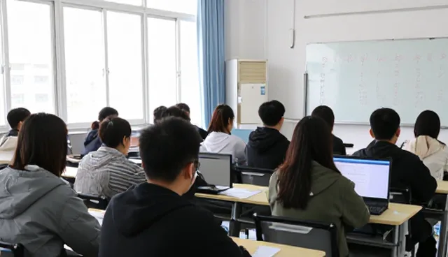 技术选型如何影响定制开发服务的实施效率