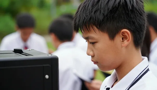 研学旅行中的并发处理如何影响通信协调？