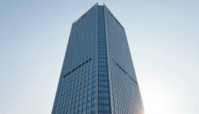 系统稳定性维护：本地部署与云端部署的取舍