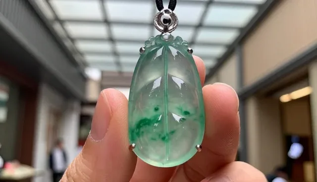佩戴翡翠吊坠的日常场景与维护要点
