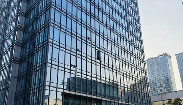 云服务器托管与自建服务器的对比与选型建议