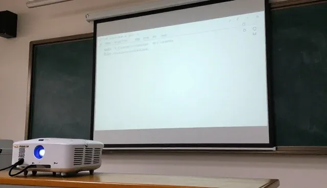 教学投影仪日常使用与维护要点解析