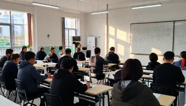 人才发展路径选择：内部培养与外部引进的对比