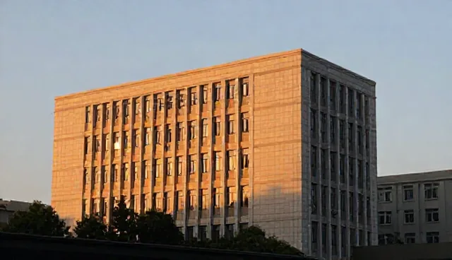 如何通过沟通协调提升会务服务方案执行效果？