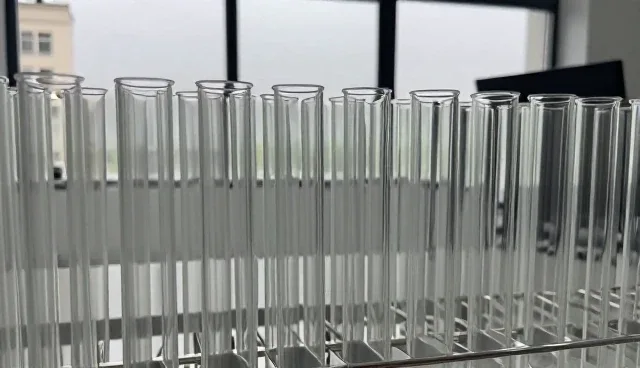 石英材料在半导体制造中的多场景应用解析