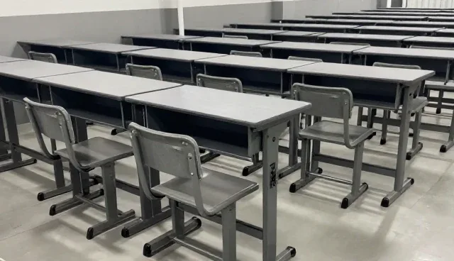 钢木校用家具选材：实木与钢架的性能差异与适用场景