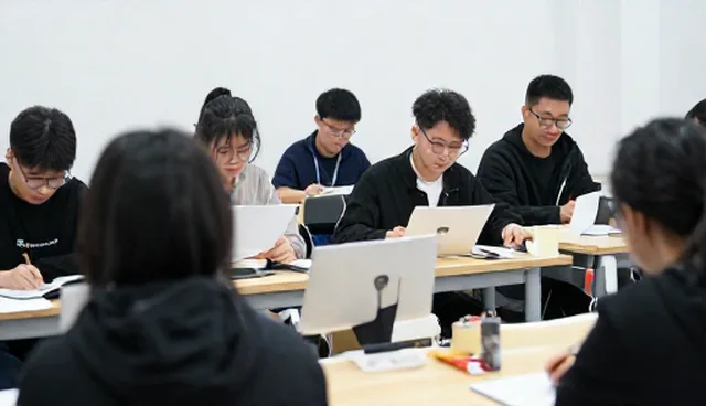 教务管理服务选型与维护建议：性能与适用条件分析