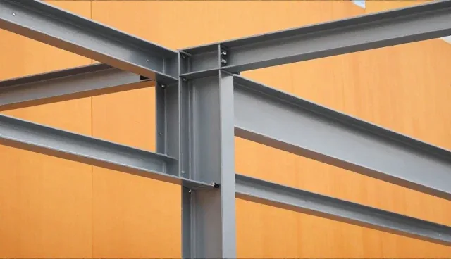 重型钢结构与轻型钢结构在工业建筑中的应用场景差异分析