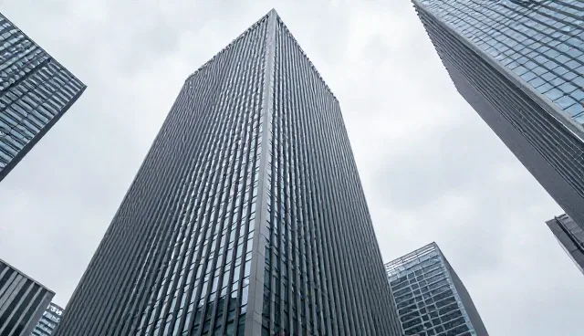 数据准确性保障中，手工校对与系统验证如何选择