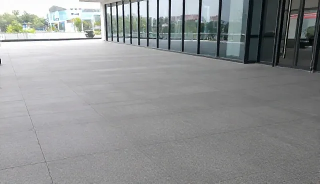 环氧水泥基磨石地坪在潮湿环境中的应用难题