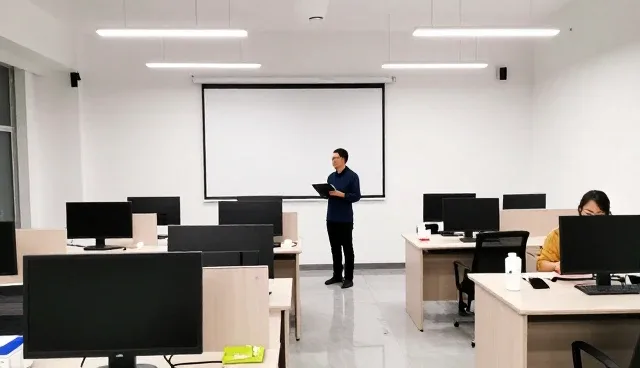 教师发展中的学习支持：绩效与适用条件的对比