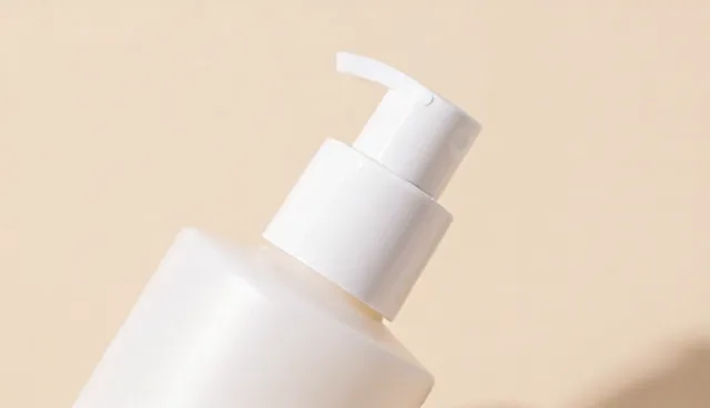 美白焕亮乳液使用与维护建议：如何提升品牌口碑
