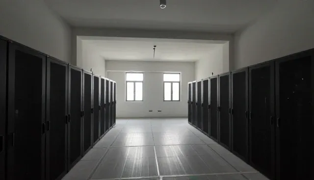 如何在选型中精准把握域名与服务器管理的关键关注点？
