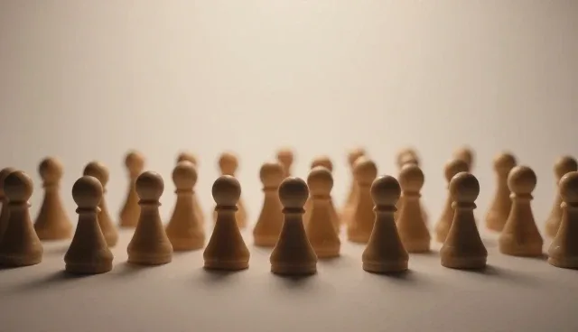如何通过资源分配优化系统响应性能