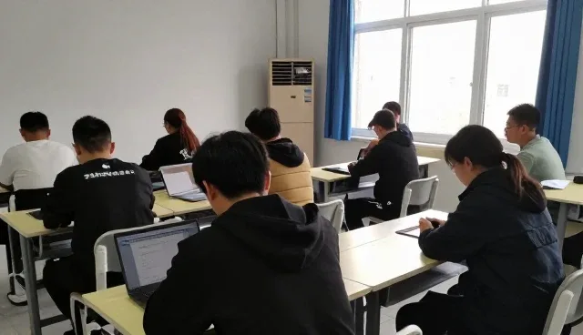 智能化管理在技术培训中的性能表现与适用场景