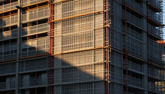 如何在技术外包中平衡性能与适用条件？