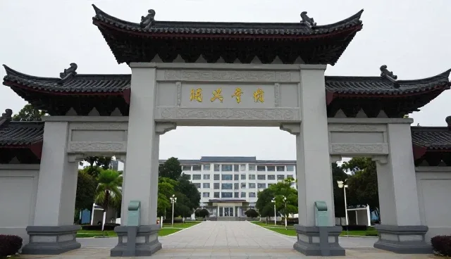 仿古门楼装饰施工条件如何影响工艺技术培训效果