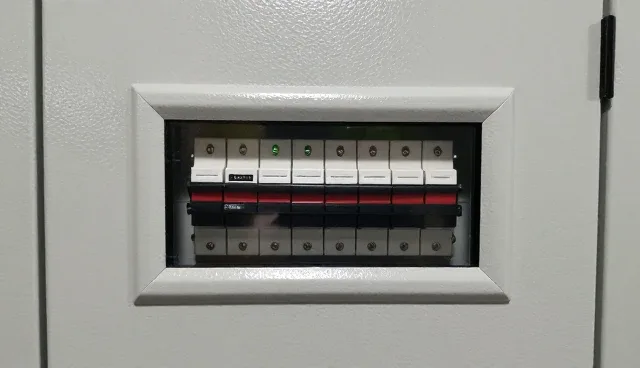 高低压开关柜选型与维护建议：适用条件解析