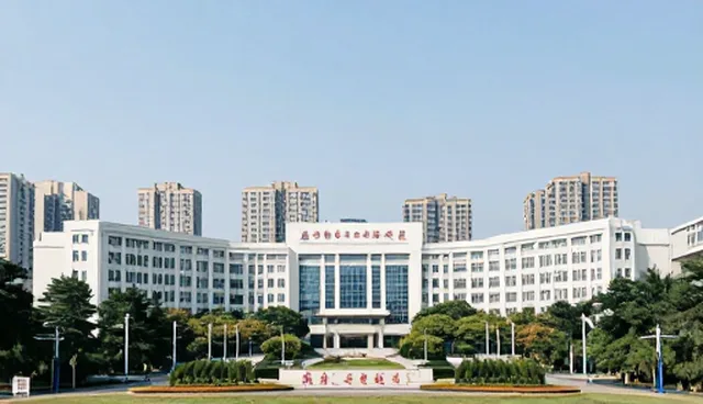 企业官网定制建设中的选型与维护建议