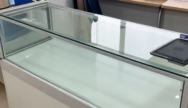 玻璃展示柜在包装配送中的材料适配难题与应对策略